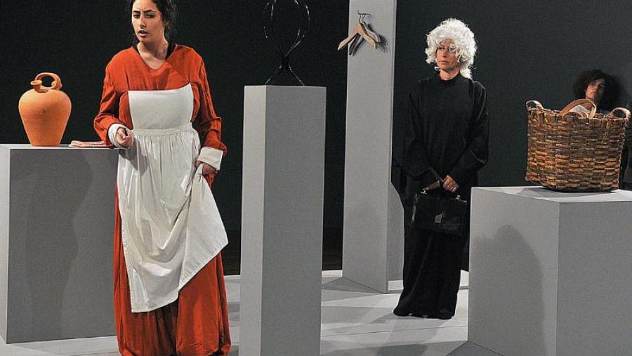 As actrices Paula Fernández Franco e Xoana Pintos interpretando unha peza teatral do proxecto