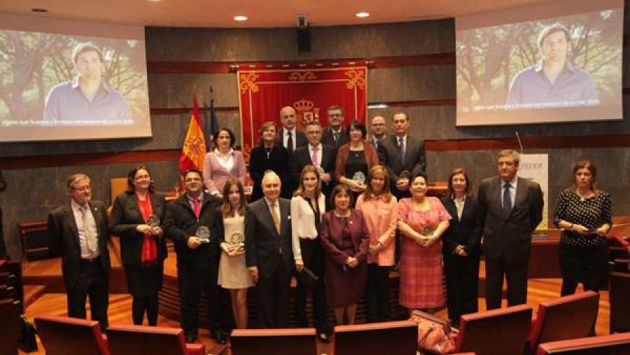 A profesora Buceta, cuarta pola dereita, posando co resto dos galardoados
