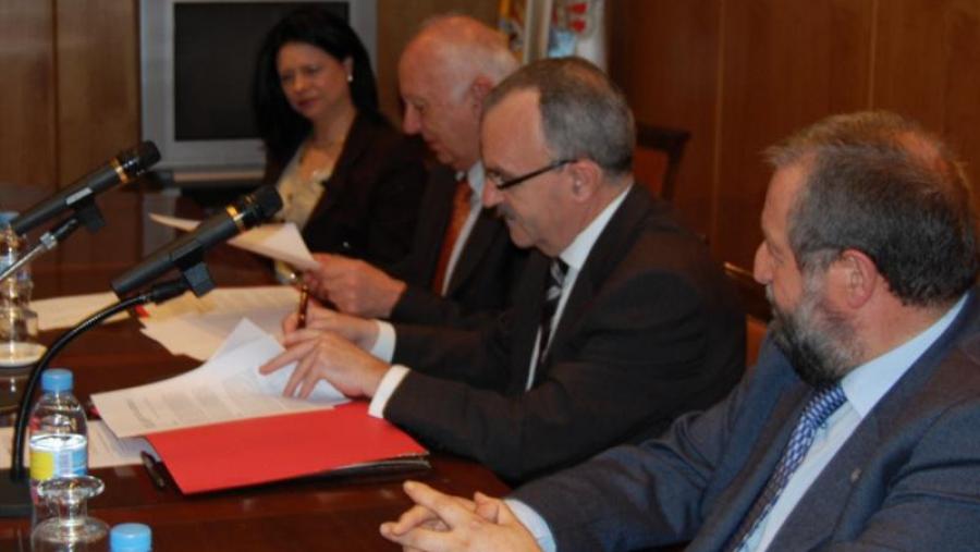 No centro da imaxe, Juan Casares e Félix Mondelo durante o acto de siunatura do convenio entre a USC e o Colexio Provincial de Avogados de Lugo