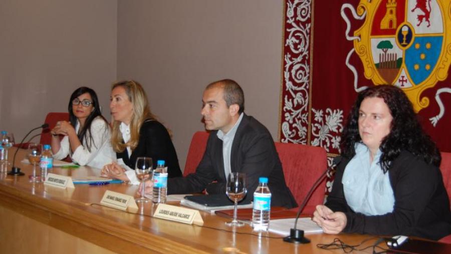Mesa redonda sobre  e medios de comunicación, dentro das xornadas sobre acoso laboral organizadas pola Escola de Relacións Laborais de Lugo