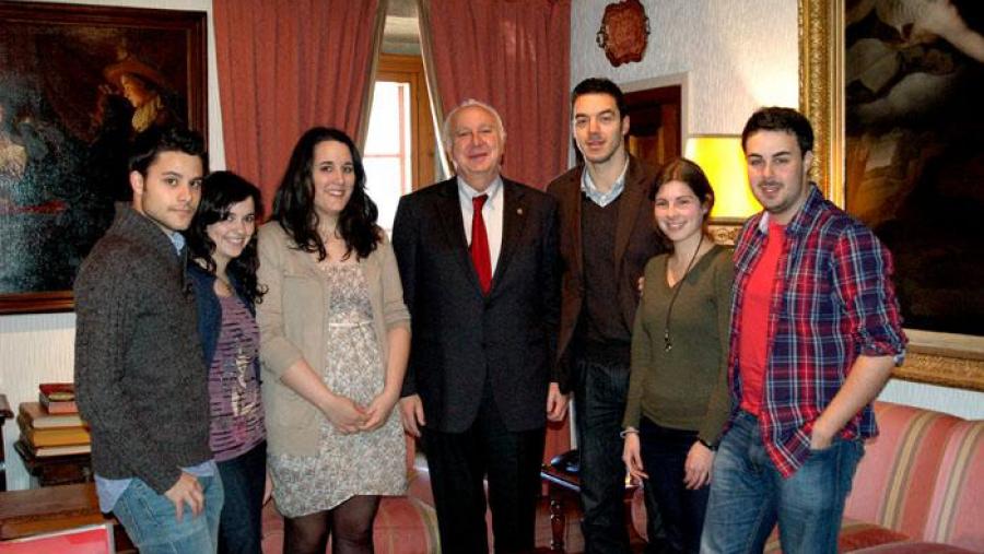 O reitor recibiu ao equipo subcampión do torneo internacional de debate político