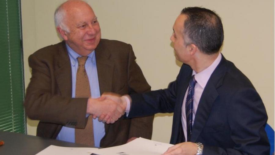Saúdo entre Juan Casares e Luís García Santalla tras a sinatura do convenio de colaboración entre a USC e a Fundación CEL para a promoción da cultura emprendedora en Lugo