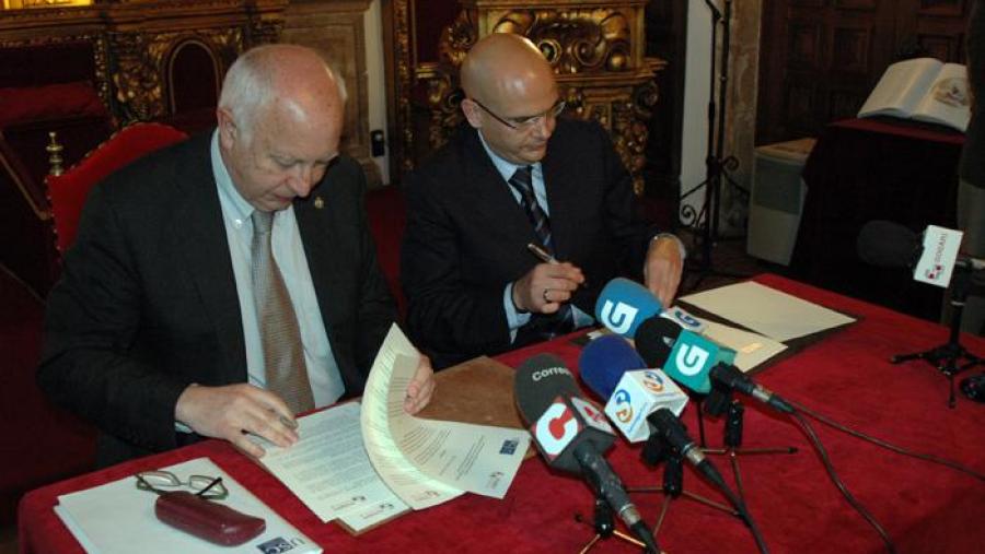 Juan Casares e Anxo Queiruga, no momento da sinatura en Salón de Graos de San Xerome. Foto Alfonso-Servimav USC