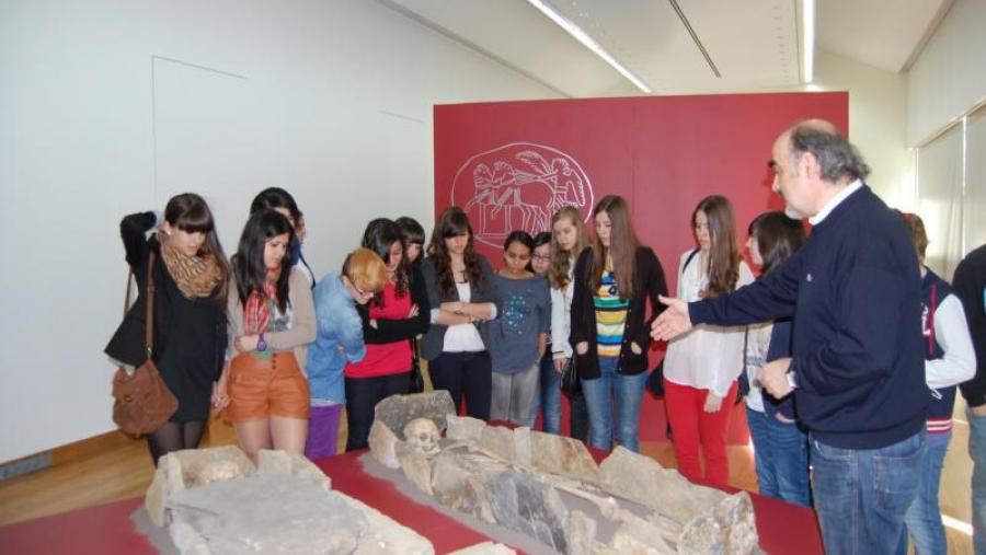 Celso Rodríguez, director da escavación, durante a visita á exposición á Domus do Mitreo dos alumnos do IES Xoán Montes de Lugo