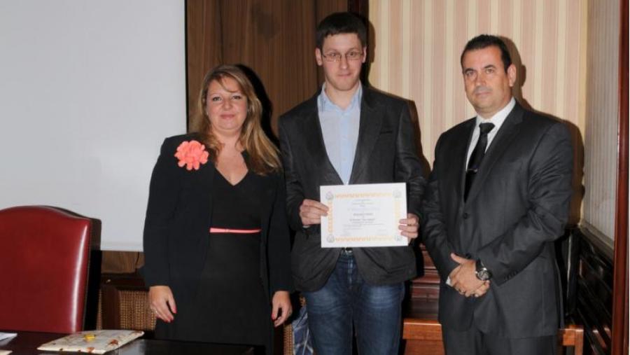 Marcos Arza (centro), durante a recollida do premio outorgado polo Colexio Oficial de Enxeñeiros Técnicos en Topografía ao seu traballo, dirixido pola profesora da EPS Mariluz Gil