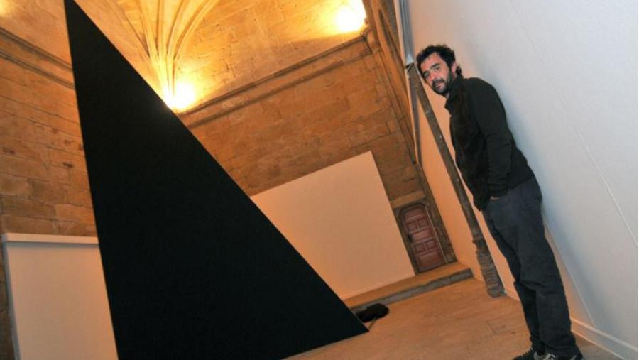Perspectiva da obra 'Triángulo', instalada na capela gótica de Fonseca