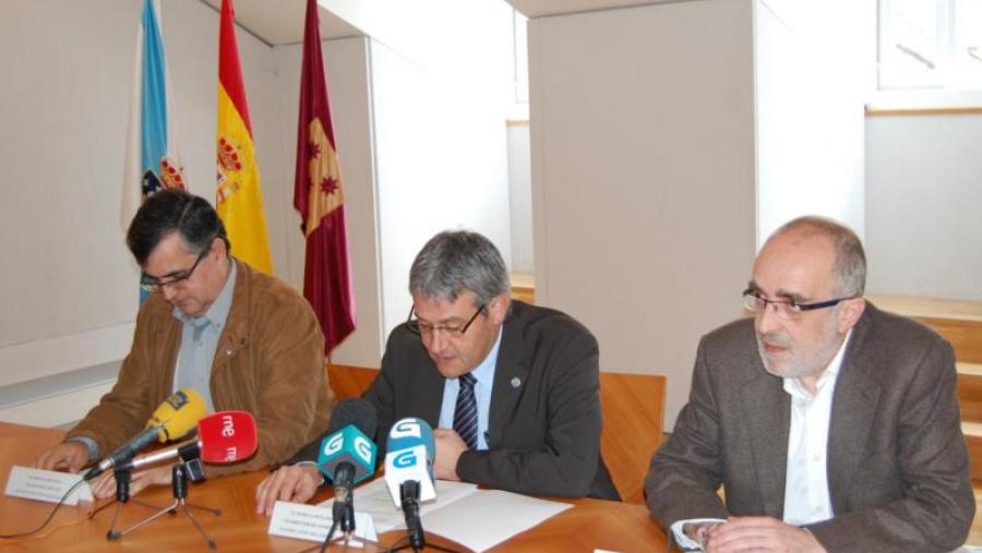 De esquerda a dereita, Pablo Ramil, Pedro García Herradón e Juan Méndez, durante a presentación en Lugo dos actos do XX aniversario da Aula de Produtos Lácteos da USC