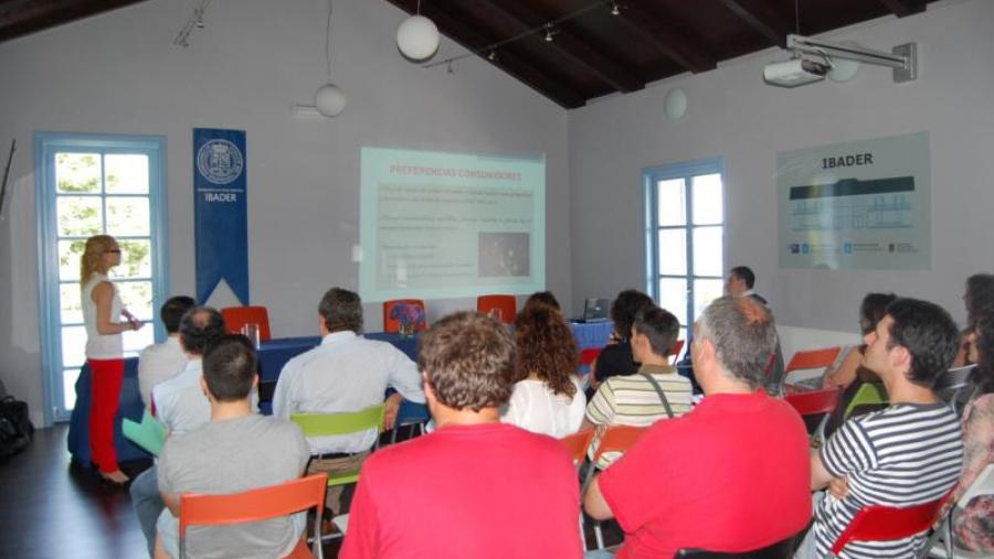 Silvia Adán, da Federación de Razas Autóctonas de Galicia, foi a encargada de impartir un dos relatorios da primeira xornada do curso sobre ovino e cabrún organizado polo Ibader