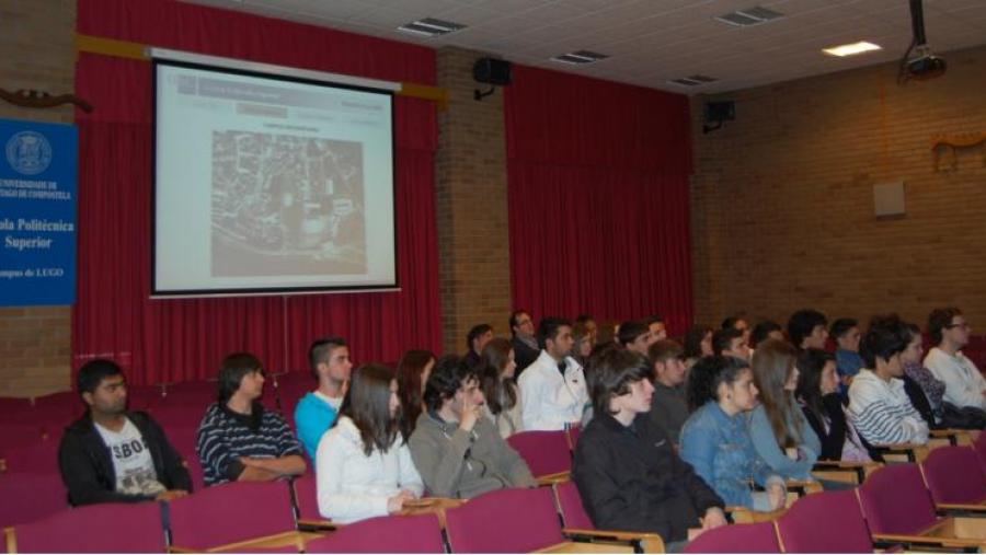 Grupo de alumnos de secundaria que participaron na xornada de portas abertas que a EPS de Lugo organizou para dar a coñecer o seu grao de Enxeñería en Xeomática e Topografía
