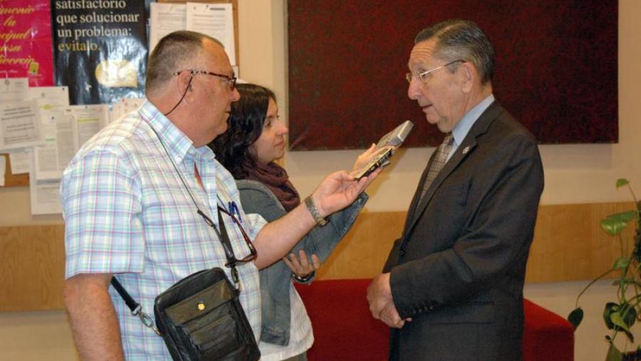 O conselleiro presidente da Comisión de Prevención de Branqueo de Capitais do CGAE, Nielson Sánchez Stewart, atentendo os medios de comunicación antes da súa intervención Foto: Alfonso (SERVIMAV USC)...