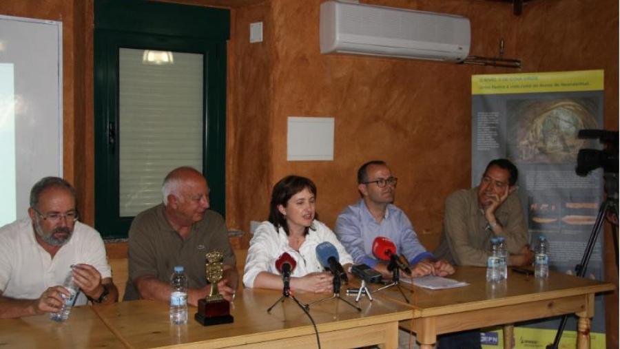 De esquerda a dereita, Federico Martínez, Juan Casares, Olga Iglesias, Jesús Vázquez e Ramón Fábregas, durante a presentación das pinturas e gravados achados na Cova Eirós (Triacastela - Lugo)