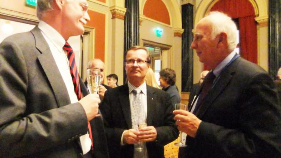O reitor, á dereita, xunto ao presidente do Grupo, Maurits van Rooijen (e), e o reitor da Universidade de Oulu, Lauri Lajunen (c) nunha recepción aos asistentes á Asemble Xeral do Grupo