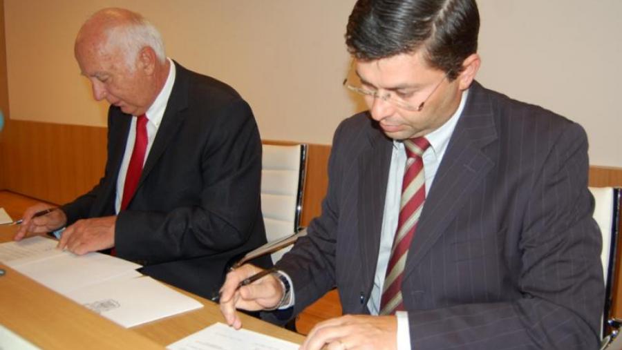 Juan Casres (esquerda) e Francisco José Fraga, durante a sinatura do convenio de colaboración entre a USC e o Concello de Lugo