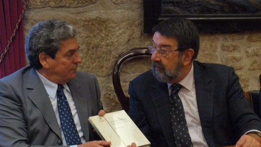 O decano de Medicina (esquerda) entregoulle a Silvio José Peluffo un exemplar do libro . Foto: Alfonso-Servimav