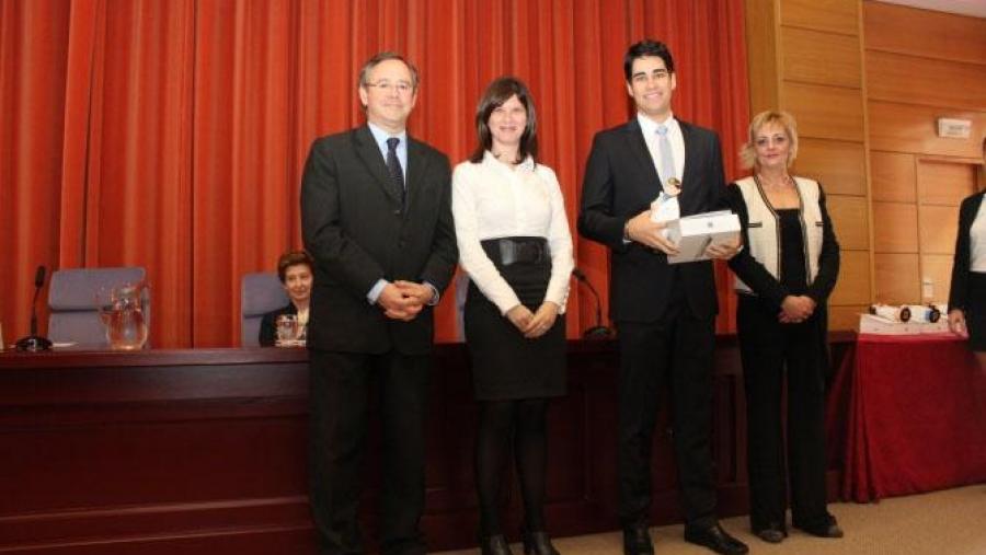O titulado da USC Víctor Quintas, premio Proclinic ao mellor expediente académico en Odontoloxía