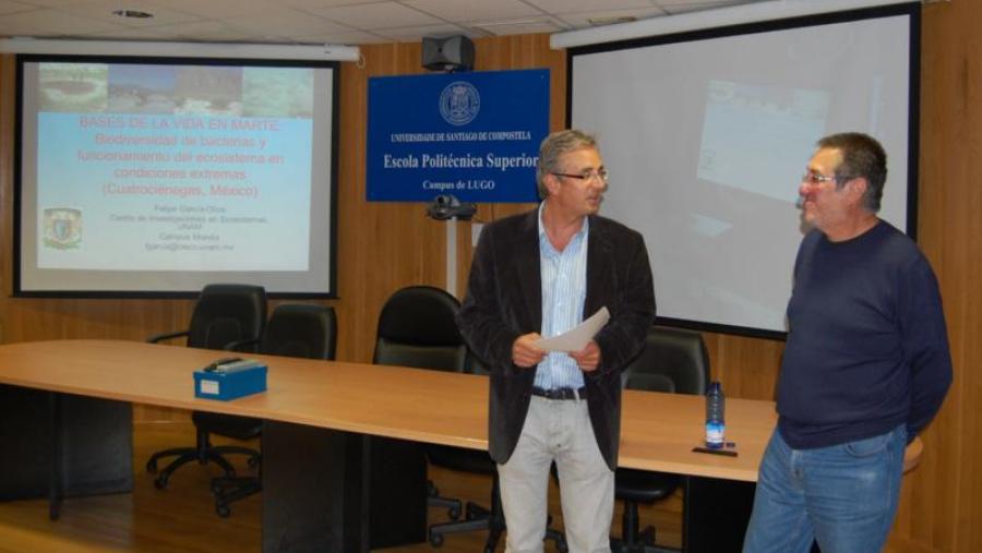 Agustín Merino, da EPS de Lugo (esquerda), durante a presentación de Felipe García Oliva, da Universidad Nacional Autónoma de México