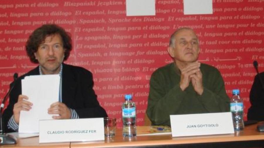 Claudio Rodríguez Fer (esquerda) e Juan Goytisolo, durante un acto no instituto Cervantes