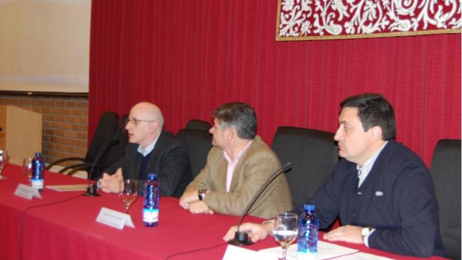 De esquerda a ndereita, Alberto Rojo, Xosé Luís Chan e Roque R. Soalleiro, durante a inauguración da xornada de difusión de resultados da Unidade de Xestión Forestal Sostible