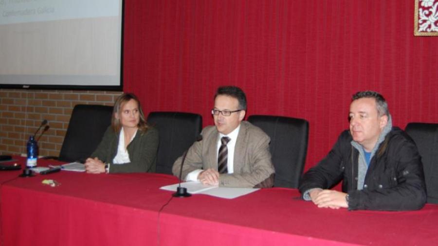 De esquerda a dereita, Ana Oróns, Javier Bueno e Manuel Guiaita, durante a presentación da conferencia