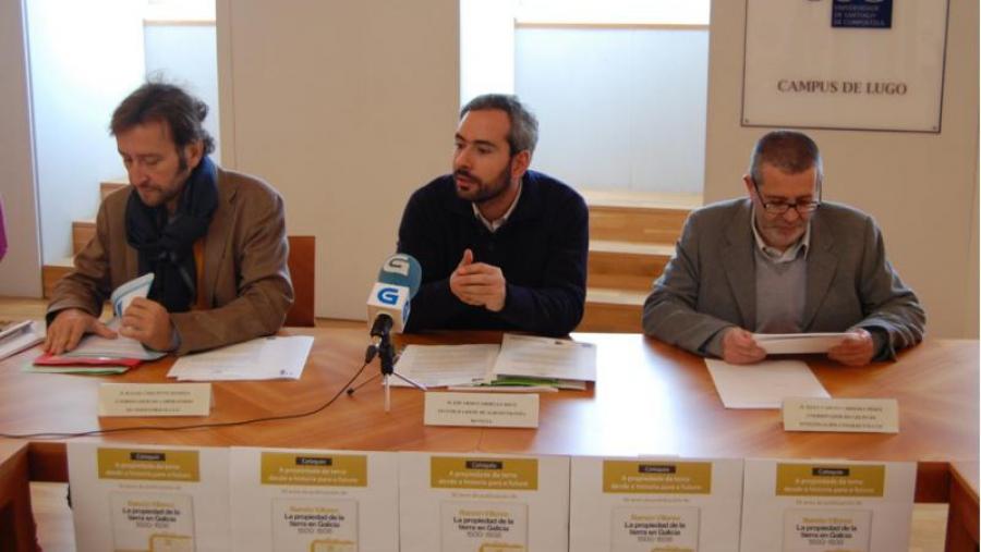 De esquerda a dereita, Rafael Crecente, Eduardo Corbelle e Xoán Carlos Carreira, durante a presentación do coloquio 'A propiedade da terra: desde a historia para o futuro. 30 anos da publicación de...