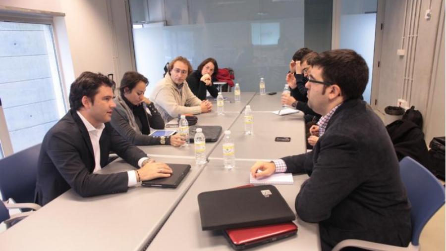 Marc Vidal, primeiro pola esquerda, reuniuse con integrantes de Cilenis no edificio Emprendia da USC