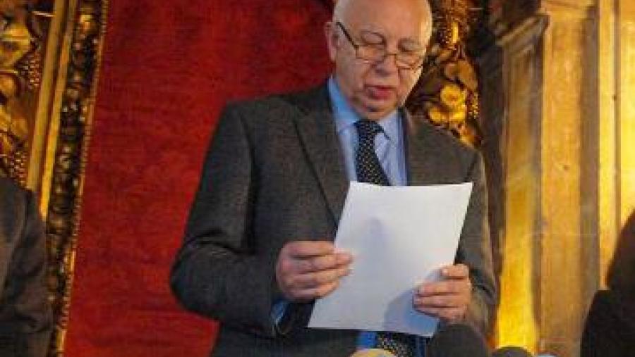 Juan Casares le o comunicado que de maneira simultanea se difundía no resto de Universidades públicas (Foto: Alfonso SERVIMAV)