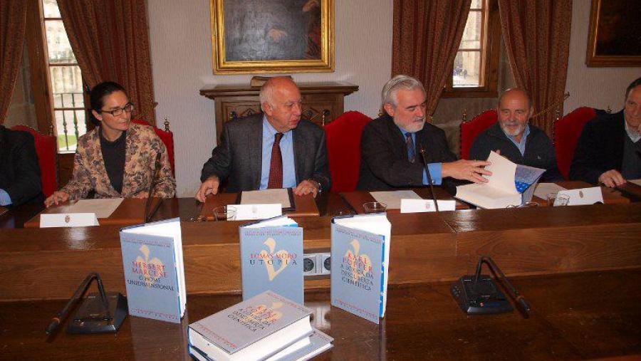 O reitor Juan Casares (segundo pola esquerda) presidiu a sesión, acompañado de Silvia Churruca e Darío Villanueva. Foto: Alfonso-Servimav