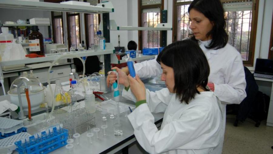 Investigadoras facendo probas científicas nun laboratorio da USC