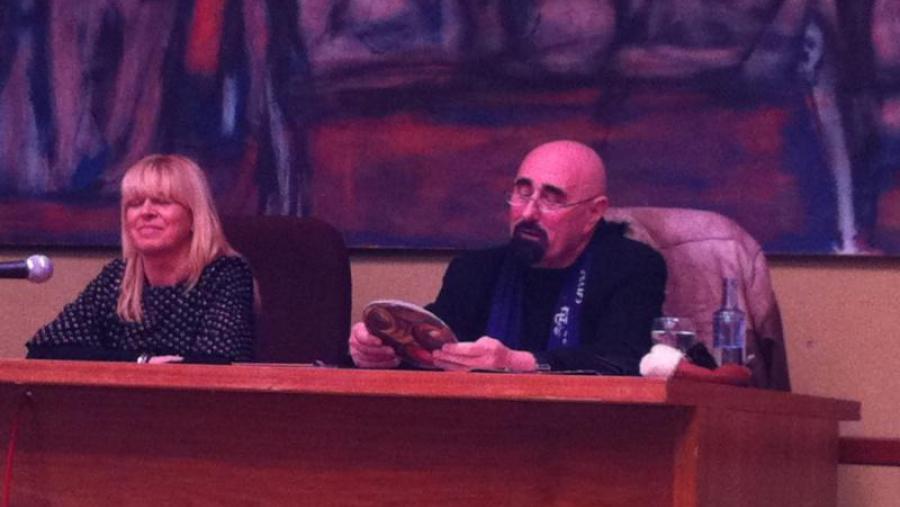 Paco Pestana, acompañado de Cristina Carballedo, durante a súa charla en Económicas