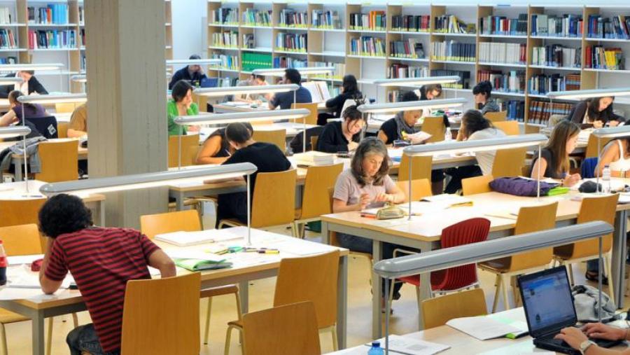 O horario extraordinario afecta a dúas bibliotecas en Compostela e a Intercentros de Lugo