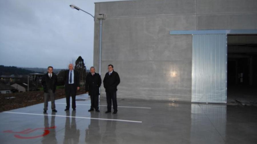 Javier Bueno Lema, Juan Casares, Pedro García Herradón e Pablo Ramil, diante da nave edificada na finca de prácticas de Sanfiz
