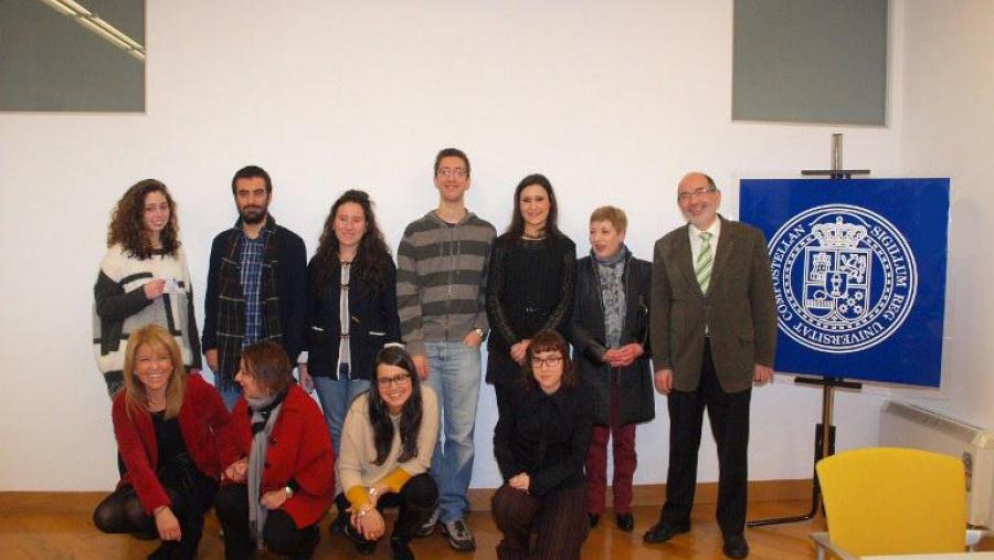 Os dez estudantes beneficiarios recibiron os correspondentes bonos este martes na Casa Jimena e Elisa Fernández de la Vega. Foto: Alfonso-Servimav