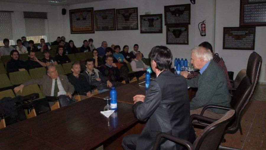 Leggett compartiu co persoal científico as súas últimas reflexións acerca de certos fenómenos cuánticos (Foto:SERVIMAV)