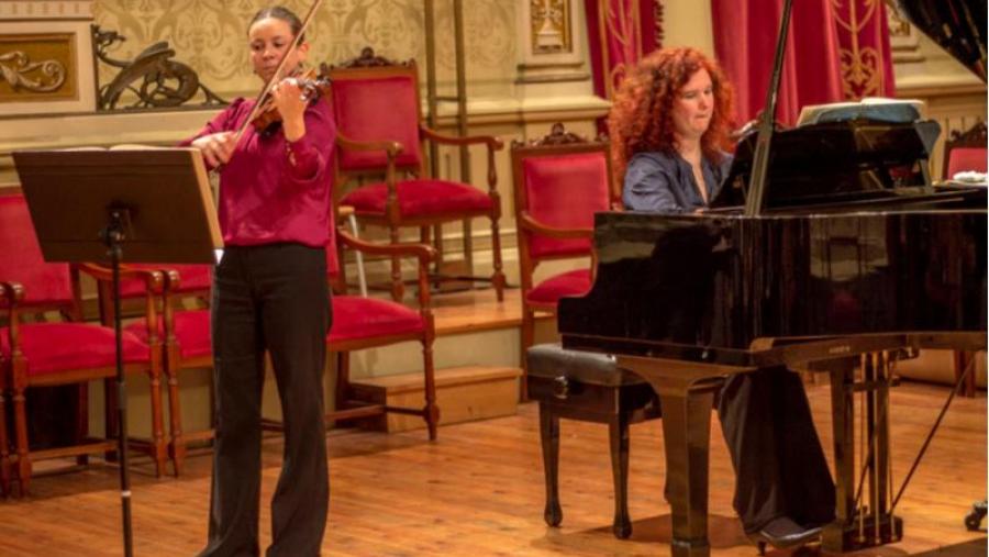 Nazaret Canosa, ao violín, acompañada ao piano de Vera Pavlova, nun concerto