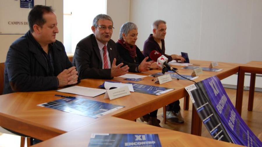De esquerda a dereita, Antonio Veiga, Pedro García Herradón, Carmen Basadre e Juan Carlos Zahera, na presentación do XI Encontro Universitario de Danza Contemporánea da USC