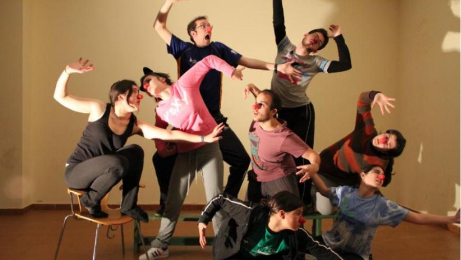 Integrantes de Tik Teatro, nun ensaio na residencia Bal y Gay