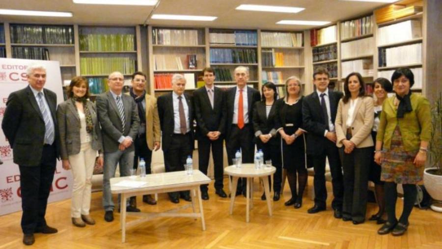 Na foto, a Xunta Directiva da UNE cos participantes na inauguración