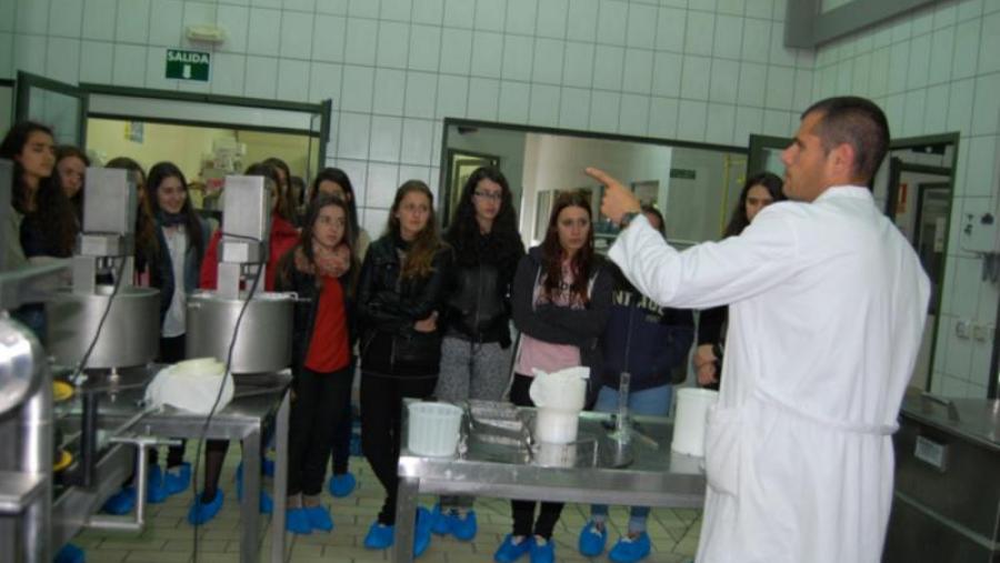 Estudantes do IES Nosa Señora dos Ollos Grandes, nas instalacións da Aula de Produtos Lácteos da USC