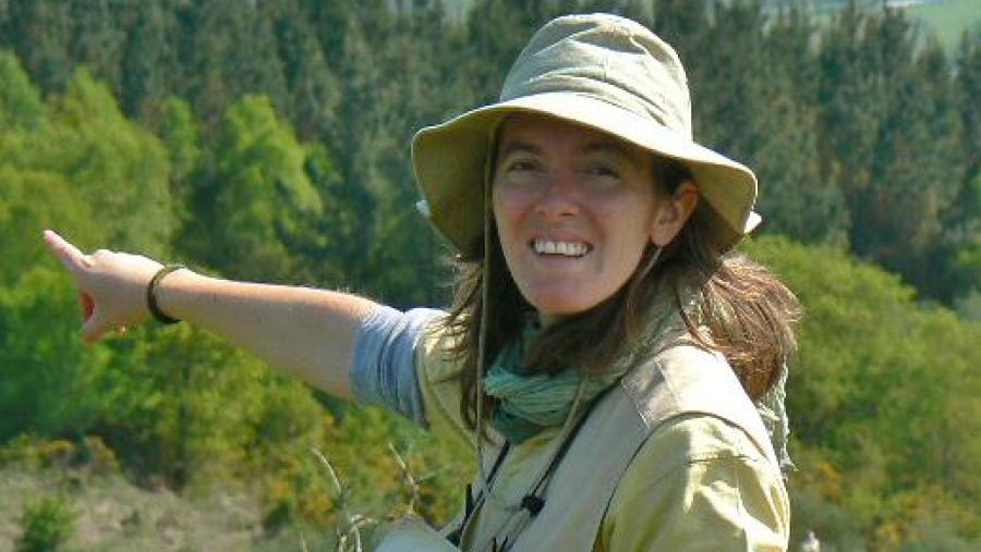 A investigadora Laura Lagos, nun monte de Sobrado dos Monxes
