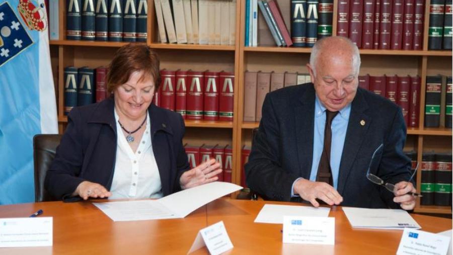Rocío Mosquera e Juan Casares, nun momento da sinatura. Foto: Xoán Crespo