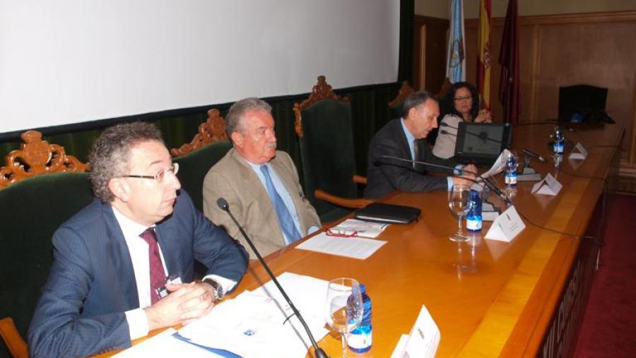O vicerreitor, terceiro pola esquerda, presidiu a sesión inaugural do XII Curso de Réxime Xurídico das Universidades. Foto: Alfonso-Servimav