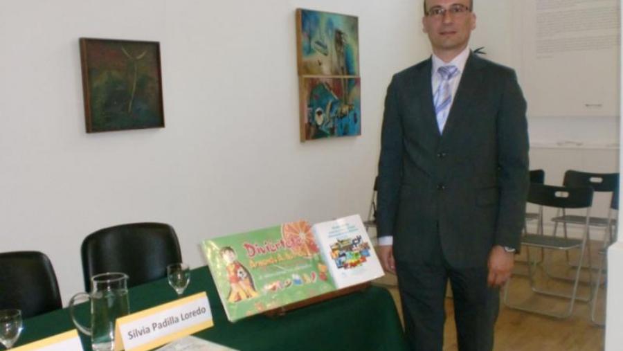 Manuel Vázquez, antes da presentación dos dous novos volumes sobre tecnoloxía alimentaira e nutrición, na Embaixada de México en Madrid