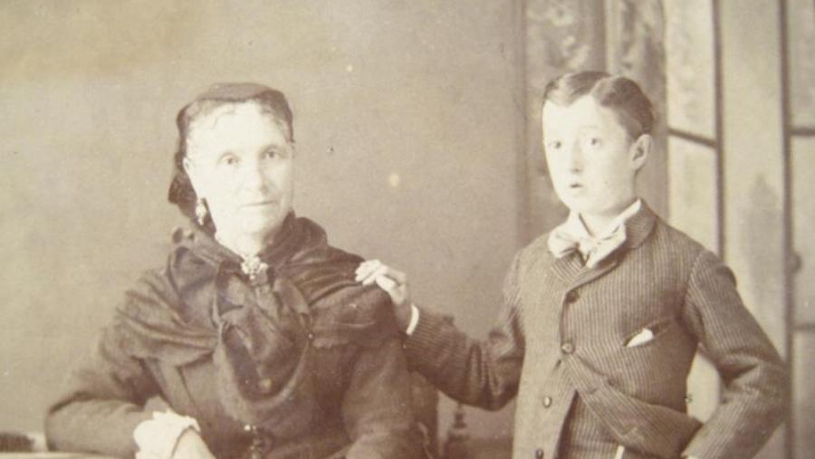 Foto inédita de Víctor Said Armesto coa súa avoa Carmen Aldao de Armesto (Foto cedida por Txaro y Jorge Santoro, netos de Said)