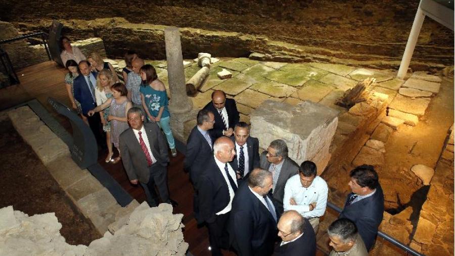 Autoridades, na visita inaugural do Museo do Templo de Mitra