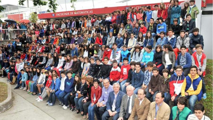 Os 354 participantes na proba de selección de Estalmat-Galicia 2013 e membros do comité organizador o pasado mes de xuño. Foto: Santi Alvite