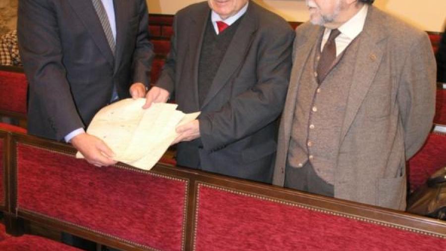 Juan Casares e Xesús Alonso Montero mostran os manuscritos en presenza do profesor José Manuel González