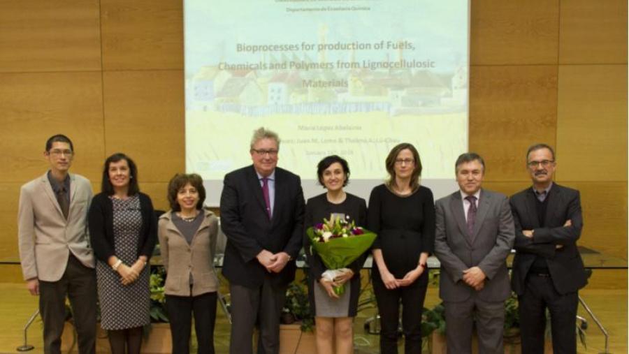 María López Abelairas, no centro da imaxe, xunto aos integrantes do tribunal e aos directores da investigación.