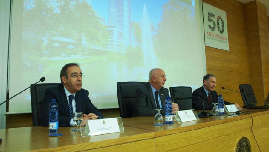 Fernández de Labastida, primeiro pola esquerda, estivo acompañado polo reitor Juan Casares e polo vicerreitor de Investigación, Francisco González. Foto: Servimav-USC