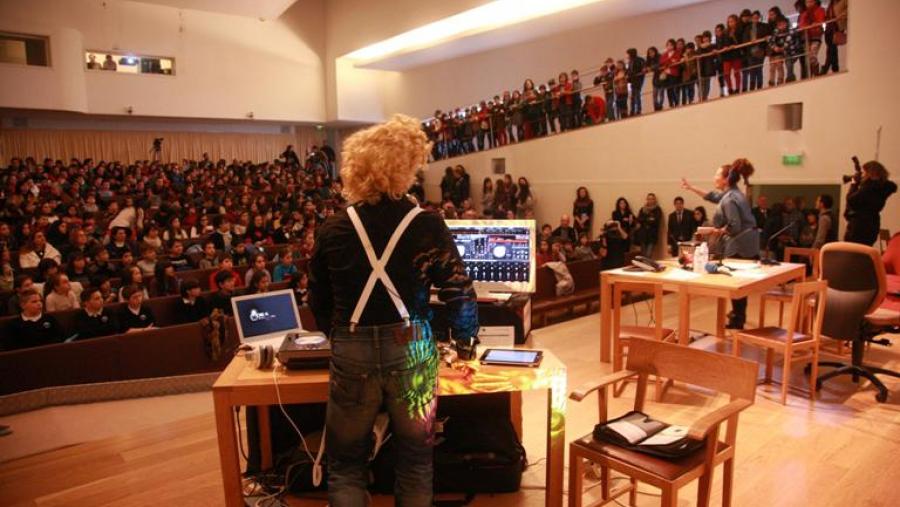 Radio campUSCulturae on line comeza a súas emisións cun programa en directo diante de 400 escolares en Compostela