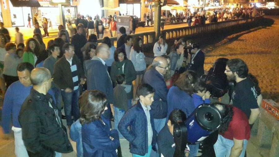 A xornada celebrada no paseo de Silgar, en Sanxenxo, congregou un nutrido grupo de persoas interesadas na observación astronómica A xornada celebrada no paseo de Silgar, en Sanxenxo, congregou un nutrido grupo de persoas interesadas na observación astronómica